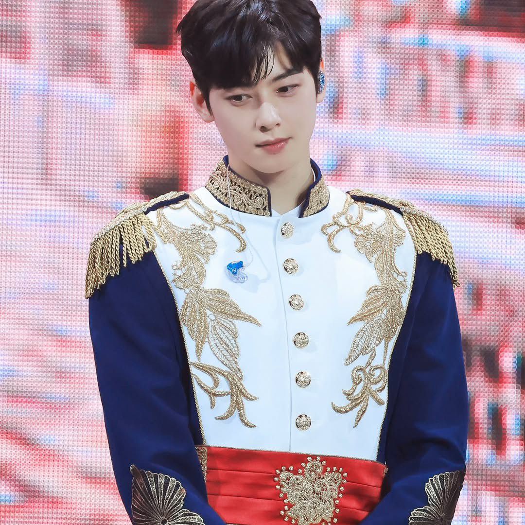 A moment captured by a fan of Cha Eunwoo