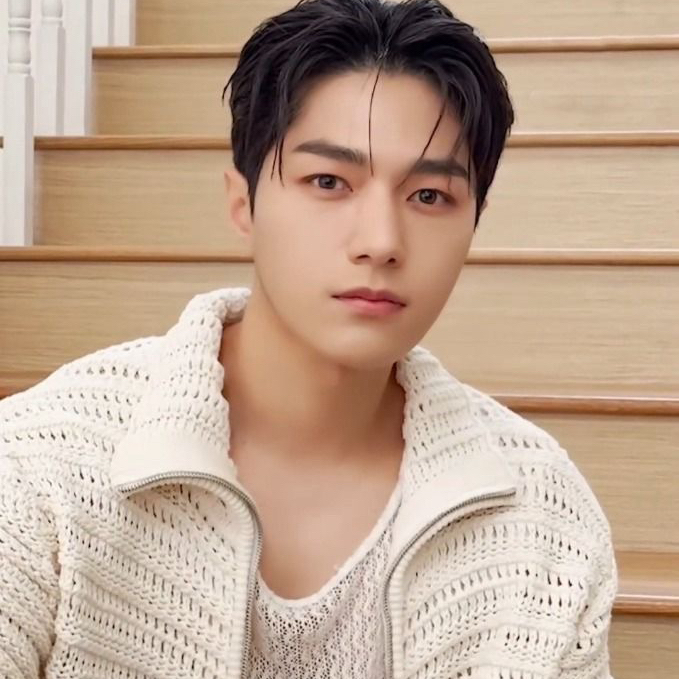 Latest photo of Kim Myungsoo (L)