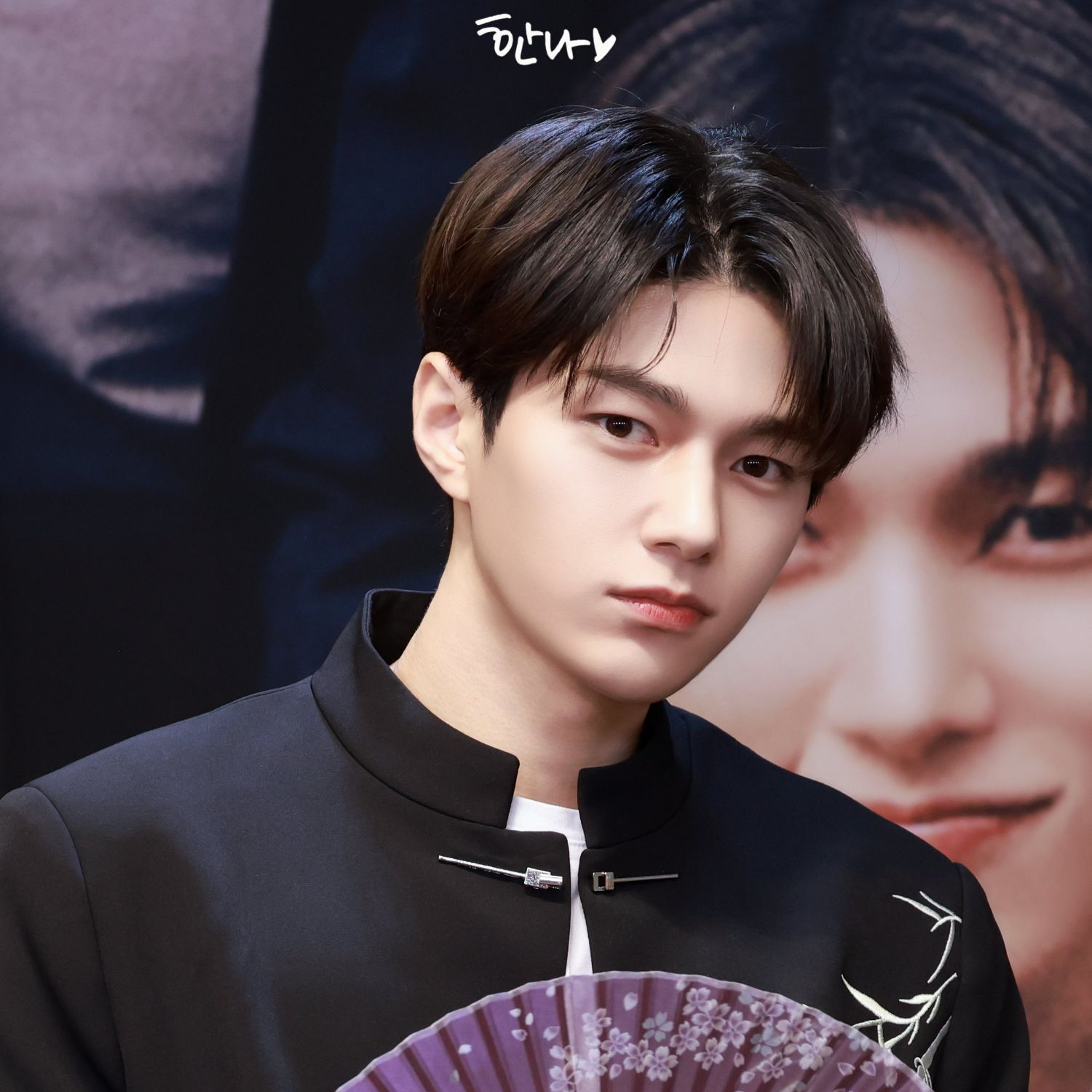 A moment captured by a fan of Kim Myungsoo (L)