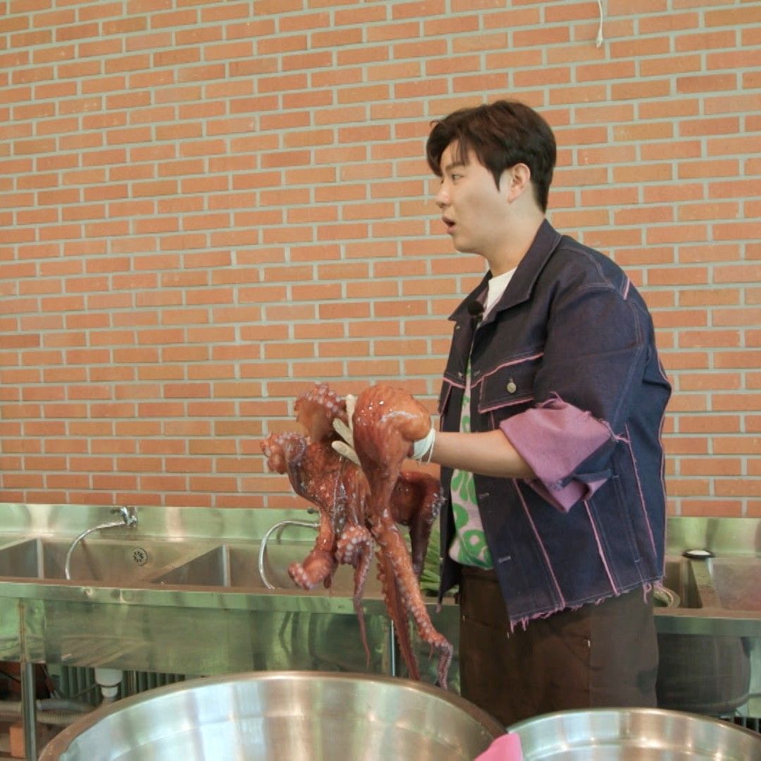 Behind-the-scenes cut of Jin Haesung