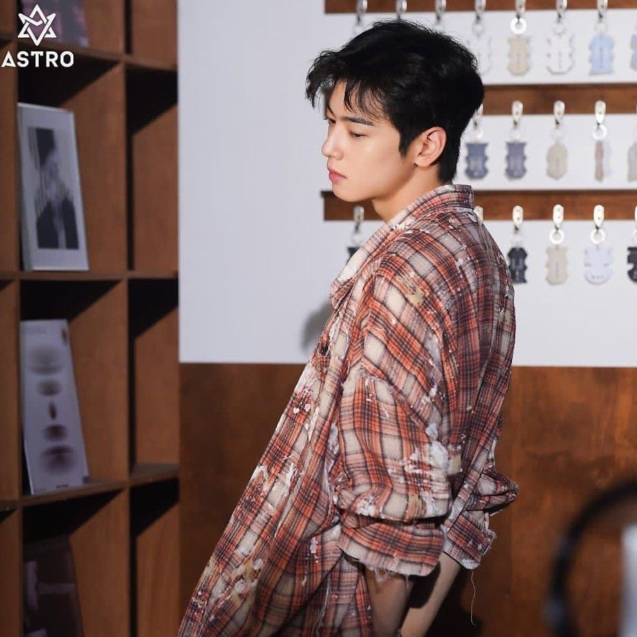 A moment captured by a fan of Cha Eunwoo