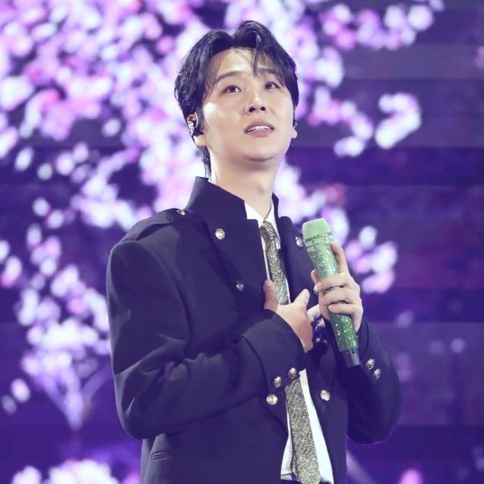 A moment captured by a fan of Song Minjun