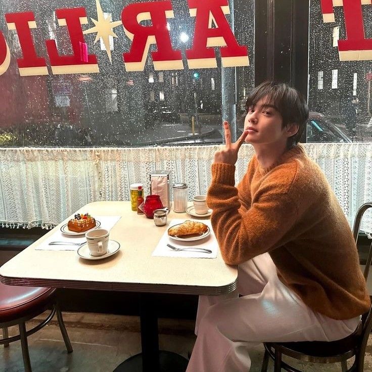 A moment captured by a fan of Cha Eunwoo