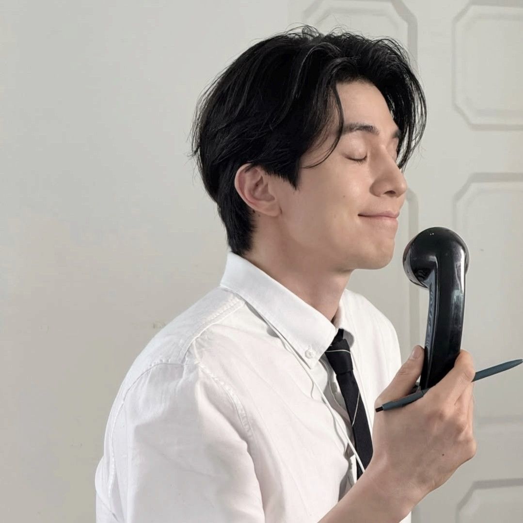 A moment captured by a fan of Lee Dongwook