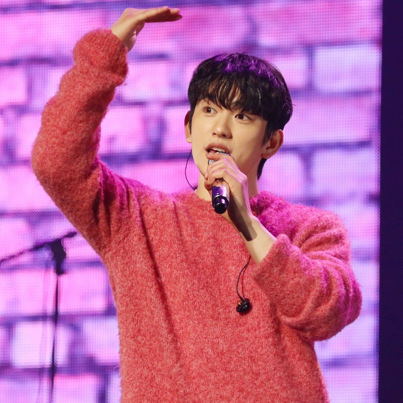 A moment captured by a fan of Park Jinyoung