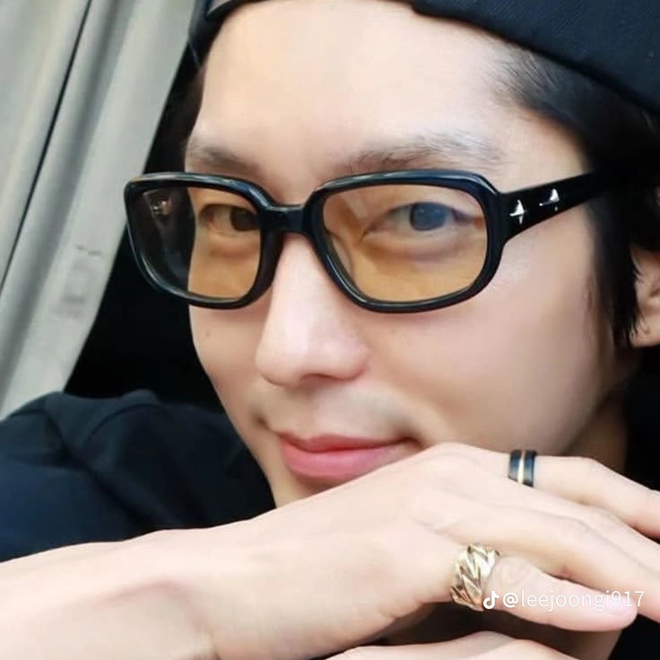 A moment captured by a fan of Lee Joongi