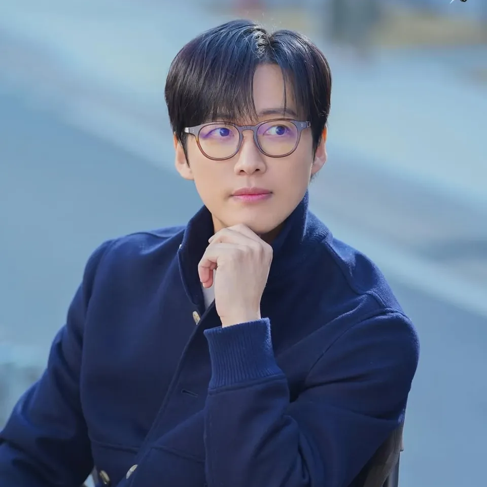 Behind-the-scenes cut of Namkoong Min