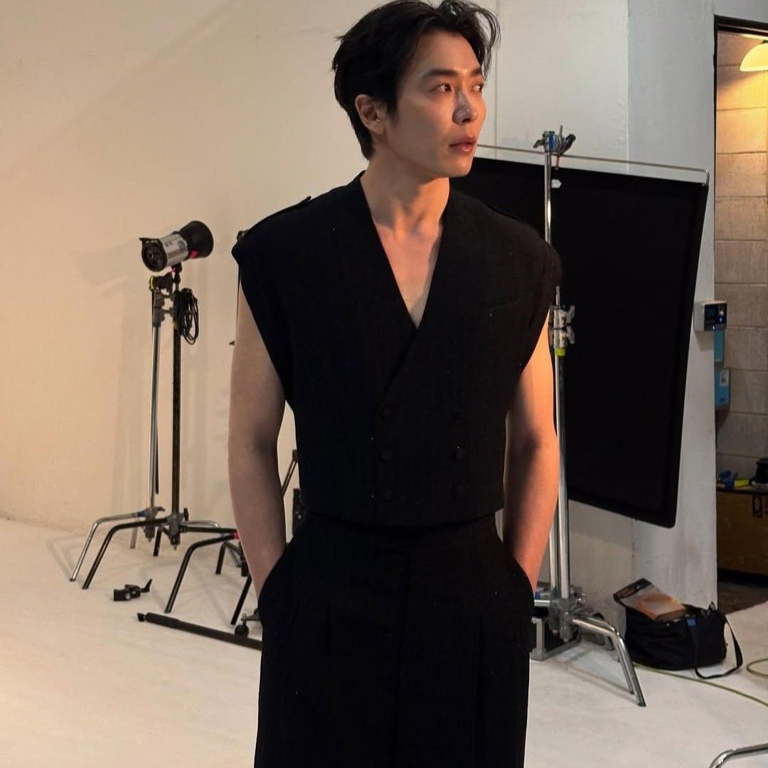 Behind-the-scenes cut of Kim Jaewook