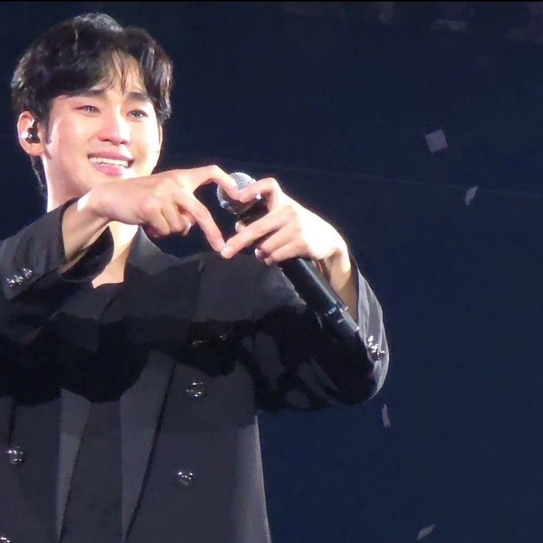 A moment captured by a fan of Kim Soohyun