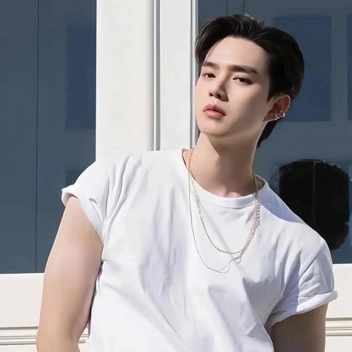 A moment captured by a fan of Song Kang