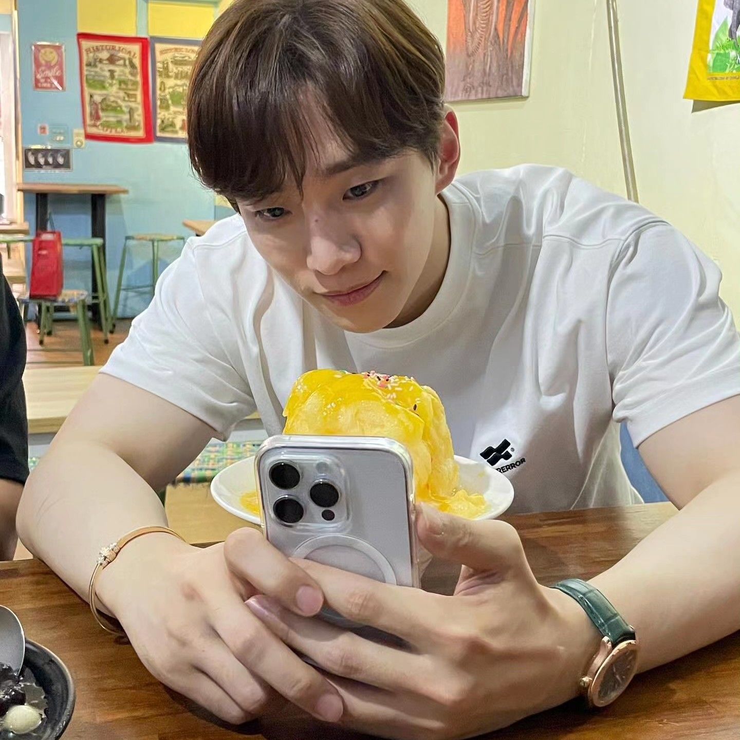 Behind-the-scenes cut of Lee Junho