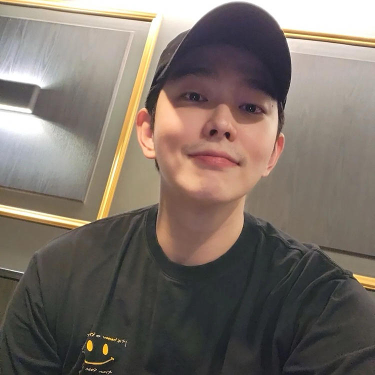 A moment captured by a fan of Yoon Kyunsang