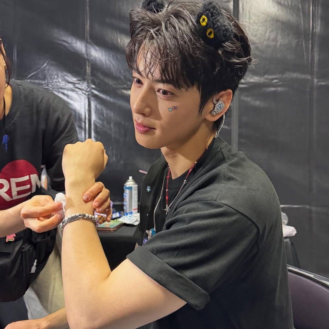 Behind-the-scenes cut of Cha Eunwoo