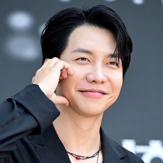 Recent activity shot of Lee Seunggi