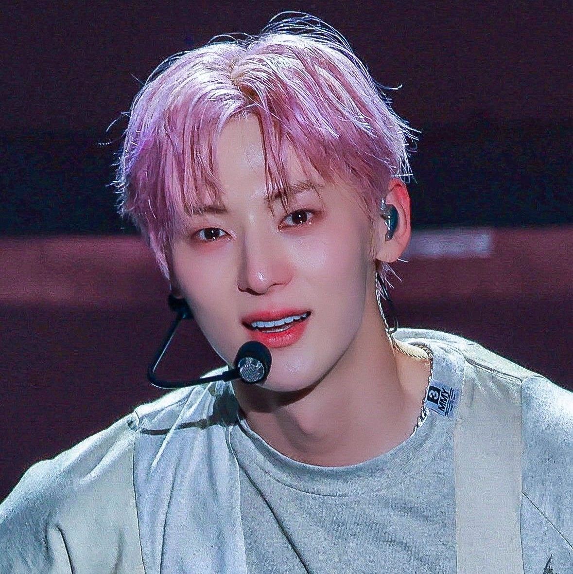 A moment captured by a fan of Hwang Minhyun