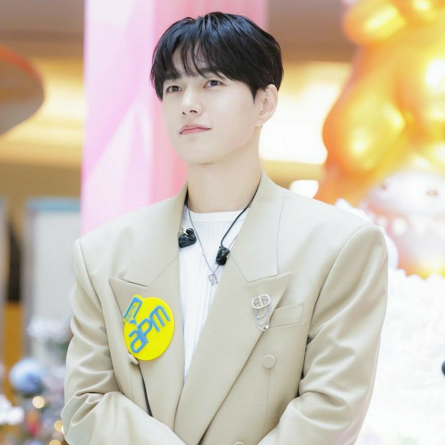 A moment captured by a fan of Kim Myungsoo (L)