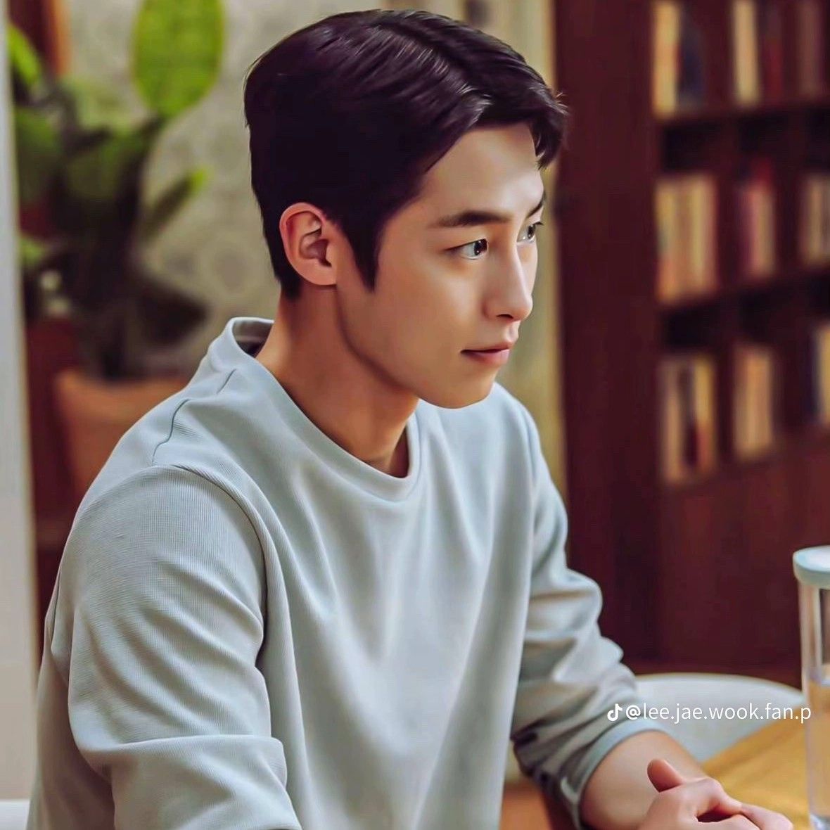 A moment captured by a fan of Lee Jaewook