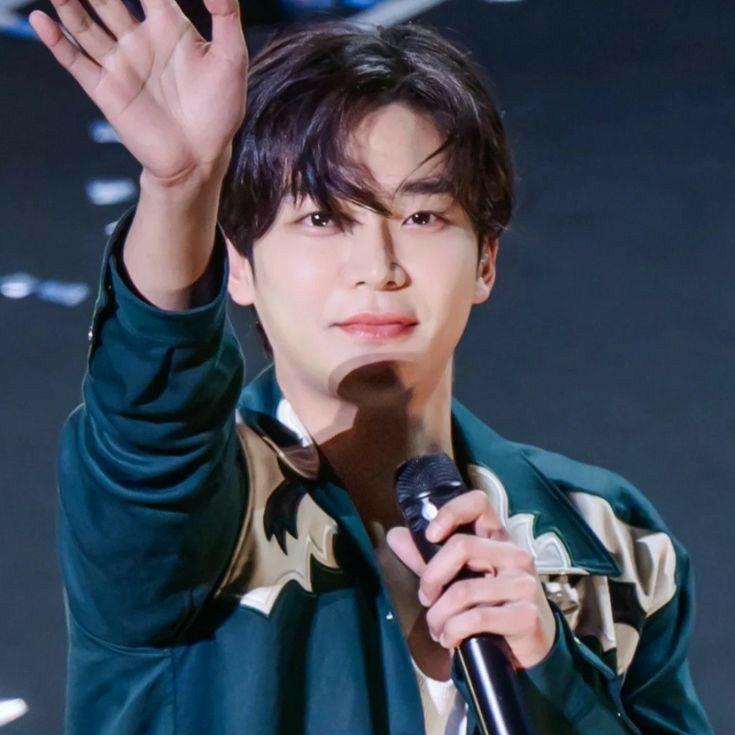 Behind-the-scenes cut of Rowoon