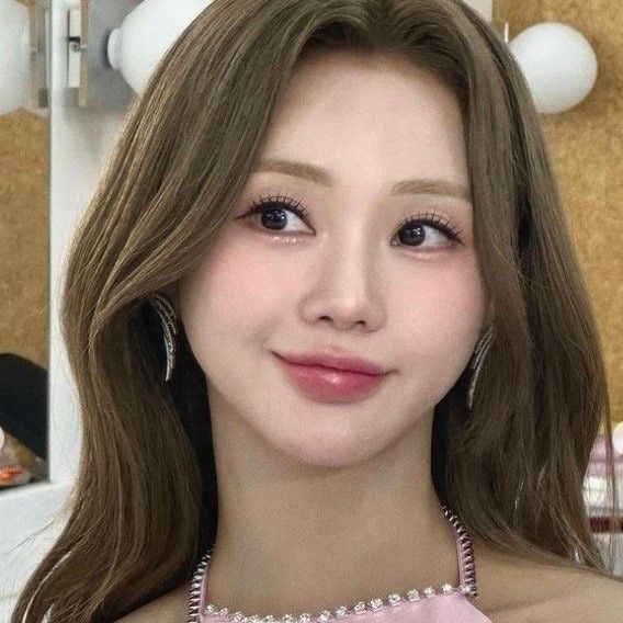 Behind-the-scenes cut of Hong Jiyoon