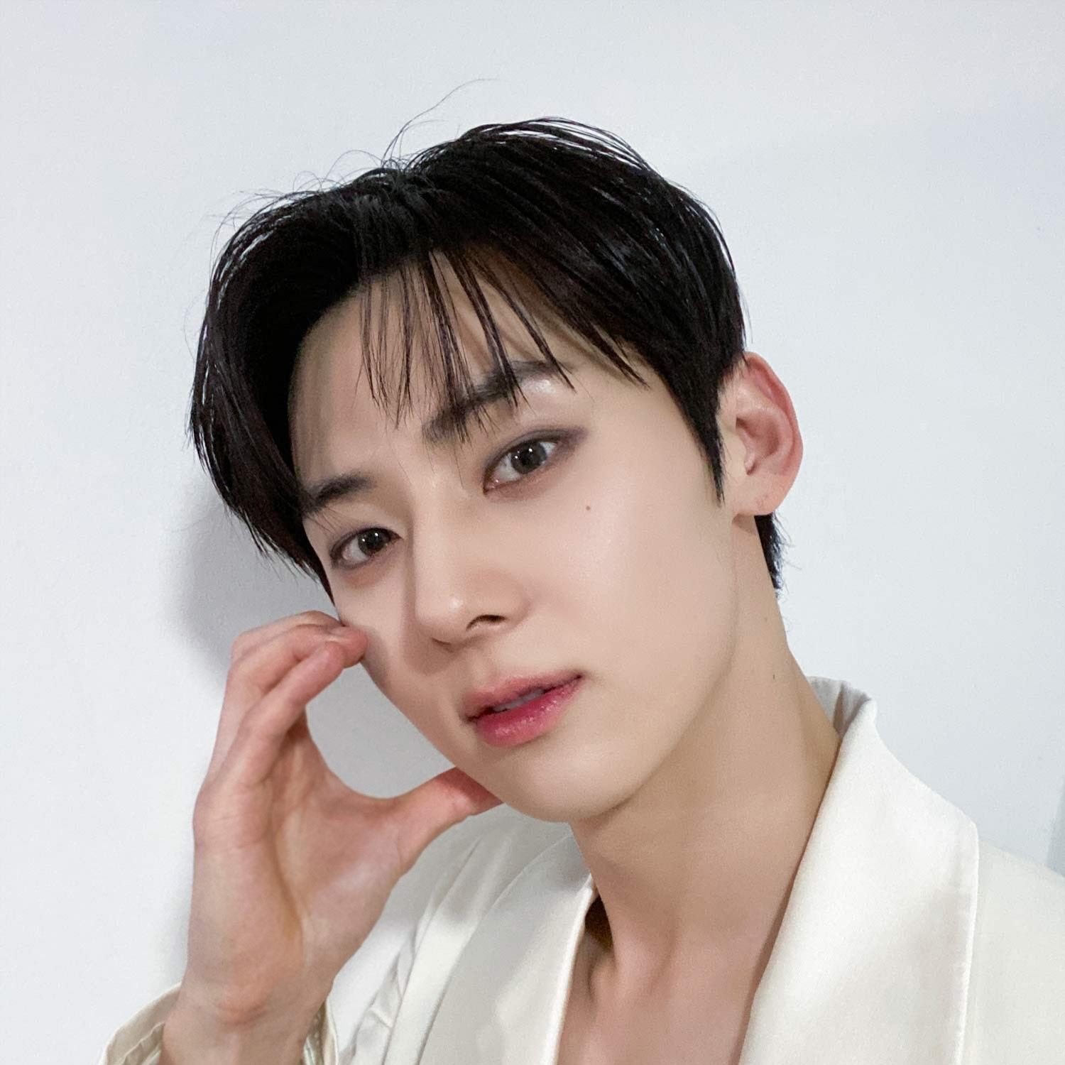Behind-the-scenes cut of Hwang Minhyun