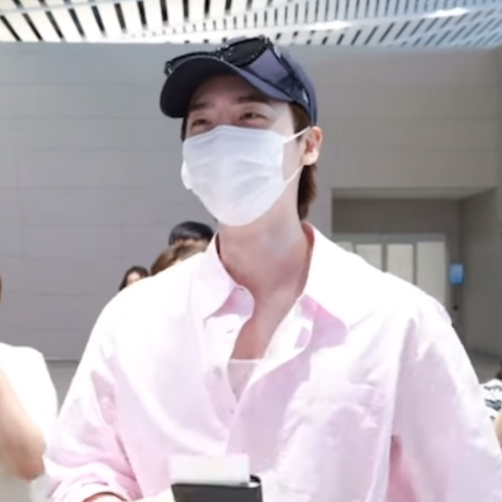 A moment captured by a fan of Lee Jongsuk