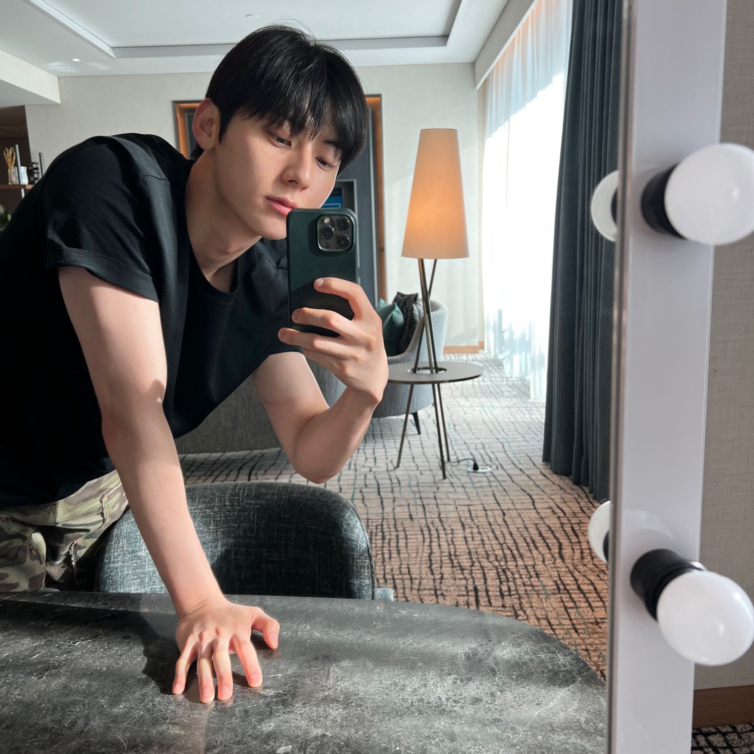Behind-the-scenes cut of Hwang Minhyun
