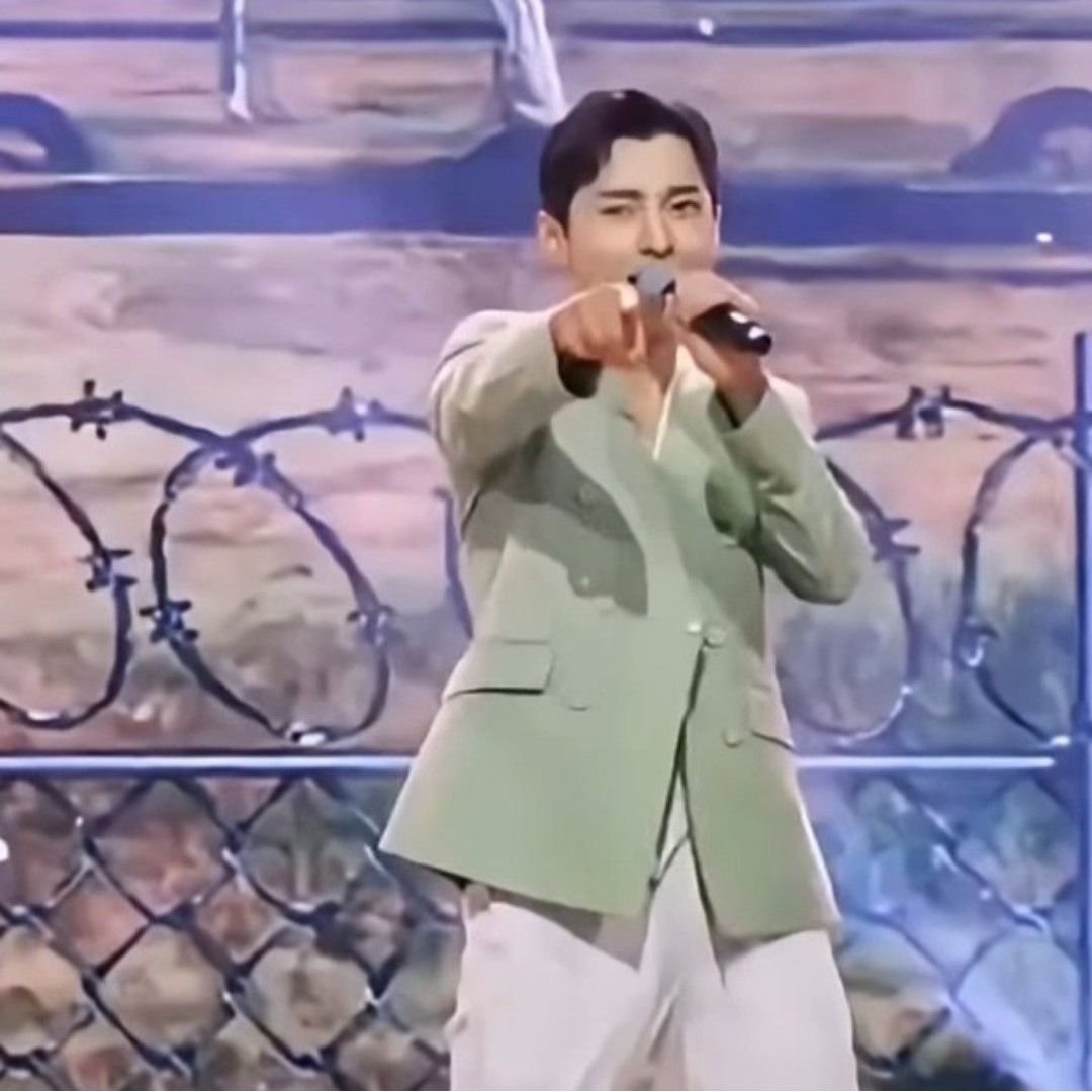 A moment captured by a fan of Seong Ri
