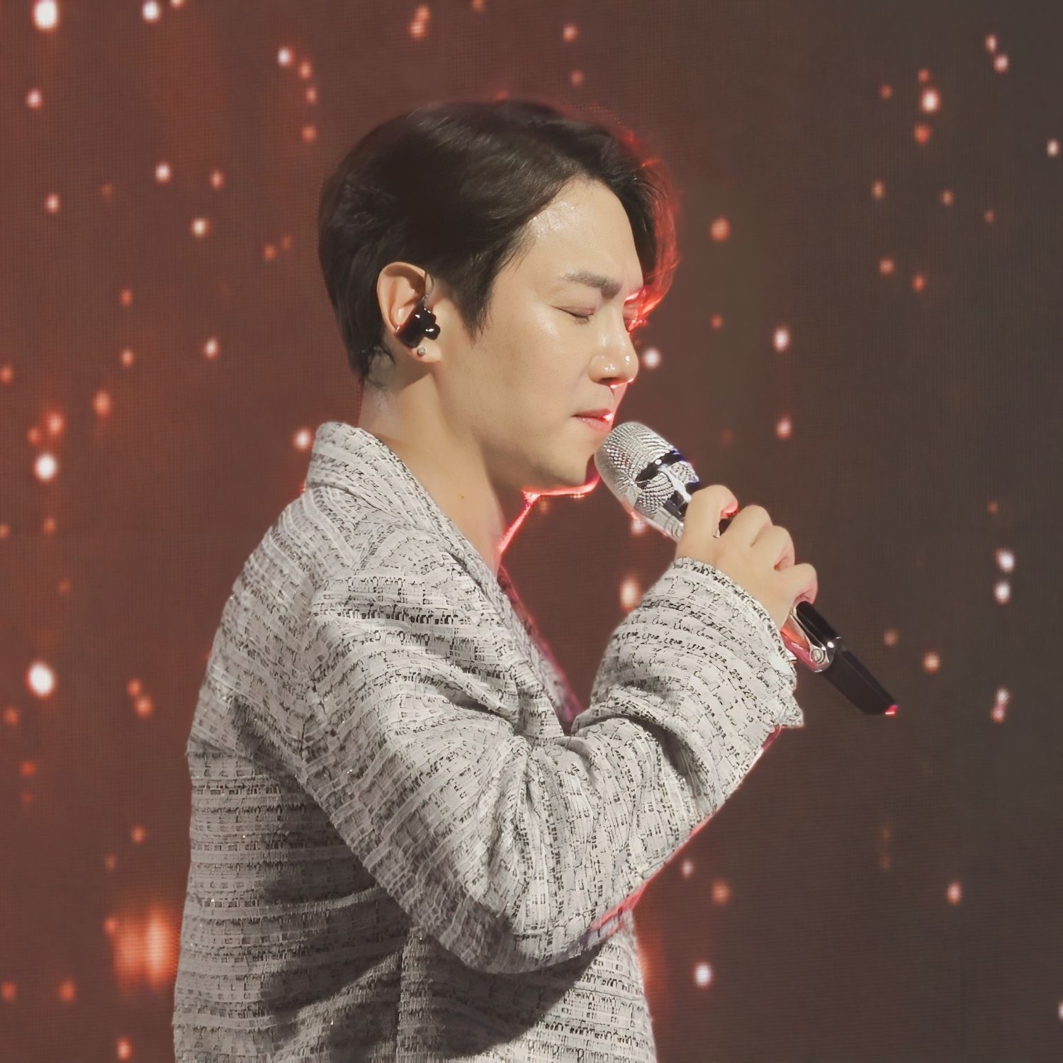A moment captured by a fan of Hwanhee