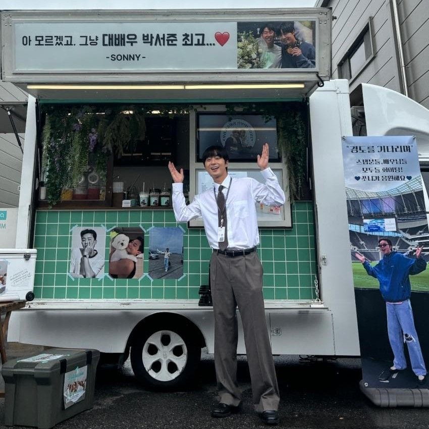 A moment captured by a fan of Park Seojoon