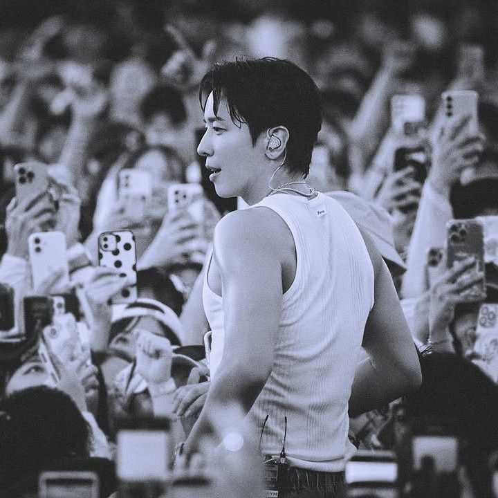 A moment captured by a fan of Jung Yonghwa