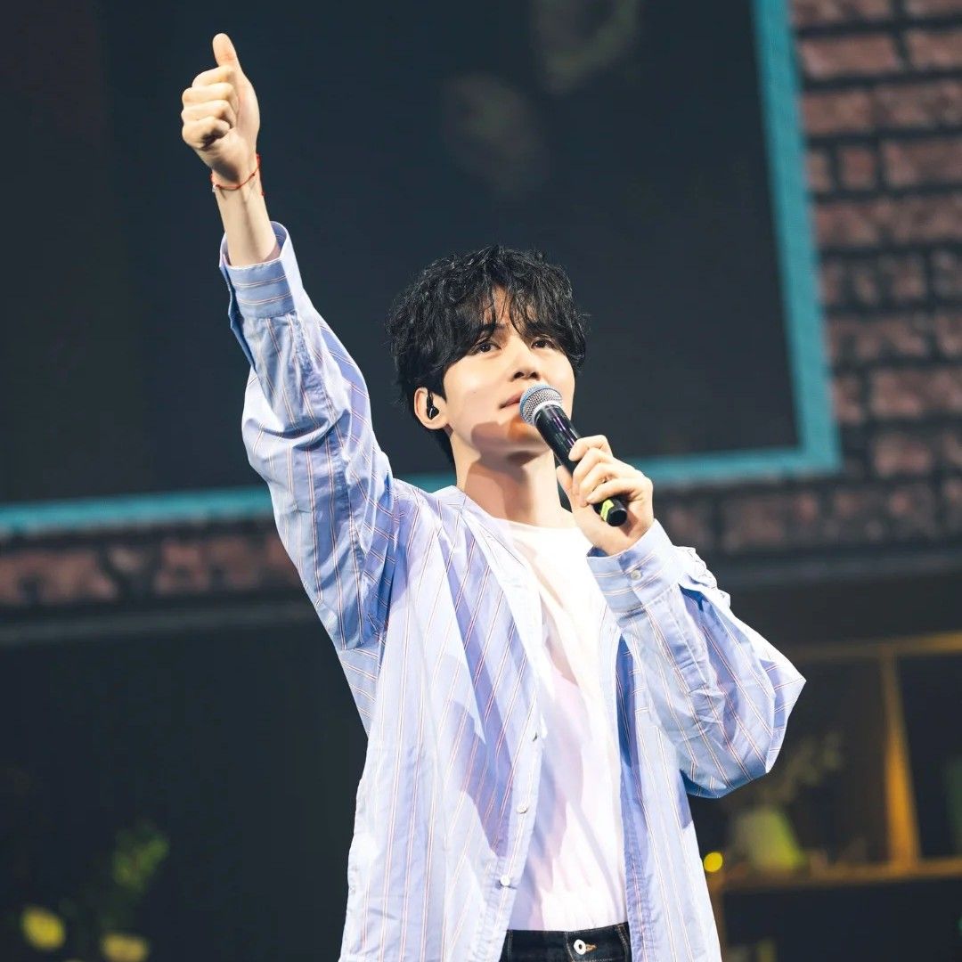 A moment captured by a fan of Lee Dongwook