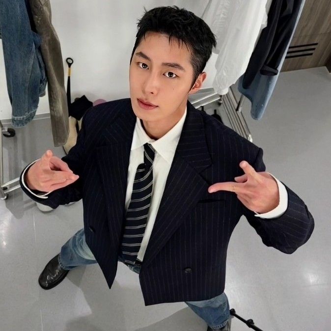 A moment captured by a fan of Lee Jaewook