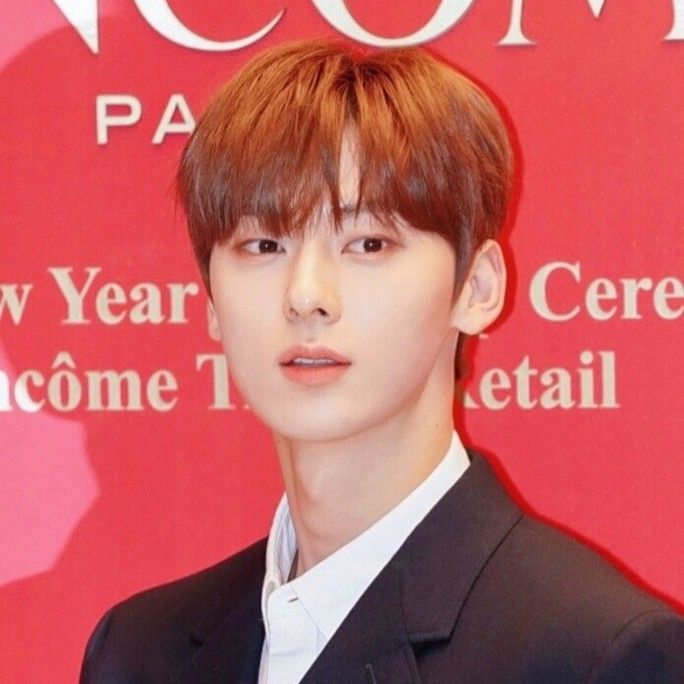 A moment captured by a fan of Hwang Minhyun