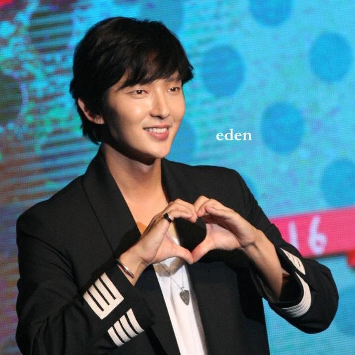 A moment captured by a fan of Lee Joongi