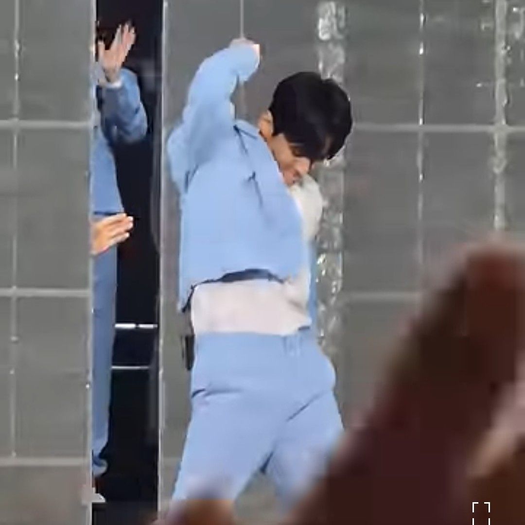 A moment captured by a fan of Seong Ri