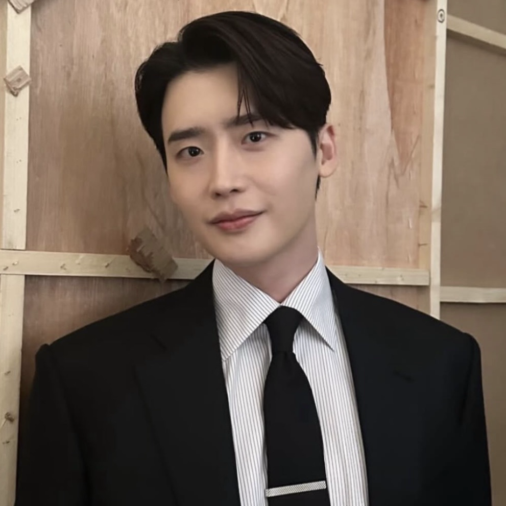 Recent activity shot of Lee Jongsuk