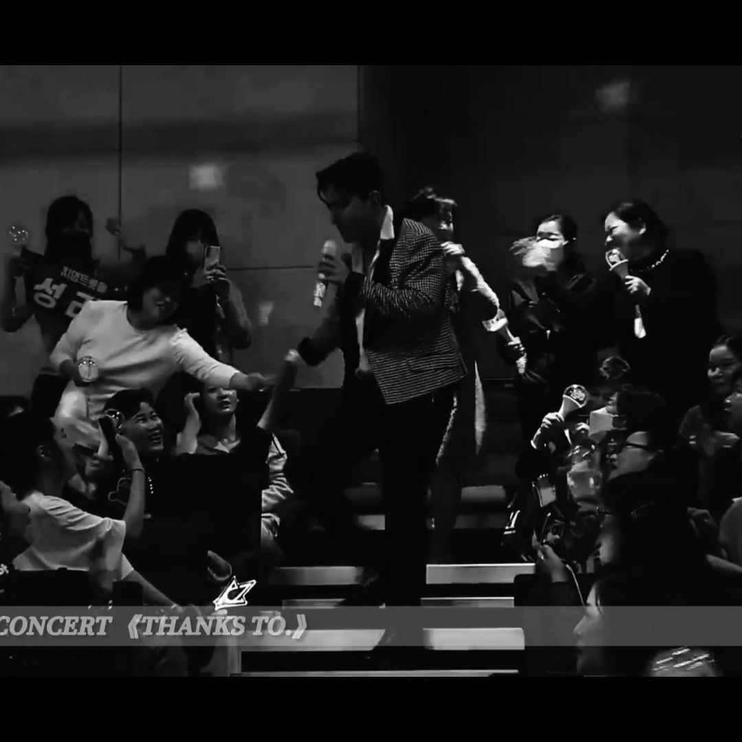 A moment captured by a fan of Seong Ri