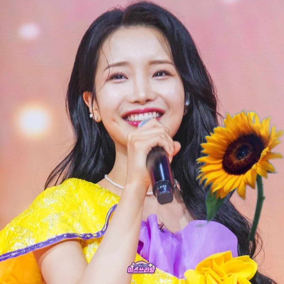 A moment captured by a fan of Kim Soyeon (2004)