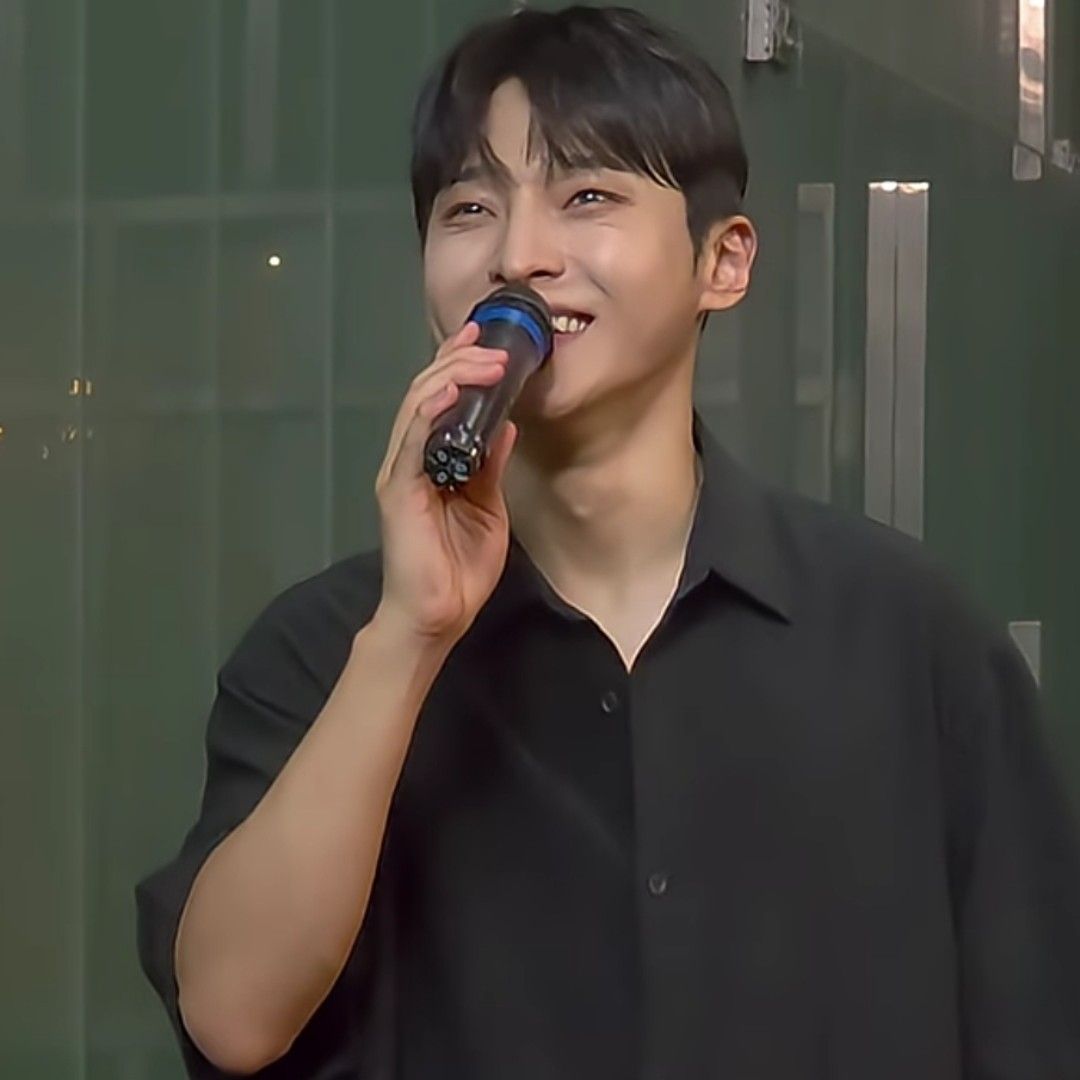 A moment captured by a fan of Seong Ri
