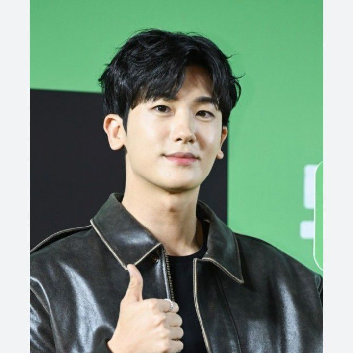 A moment captured by a fan of Park Hyungsik