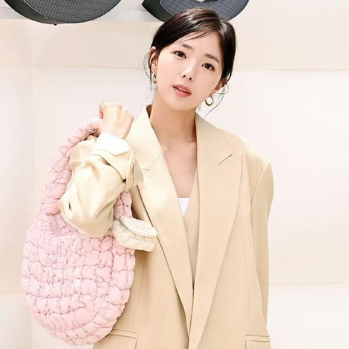 Behind-the-scenes cut of Chae Subin