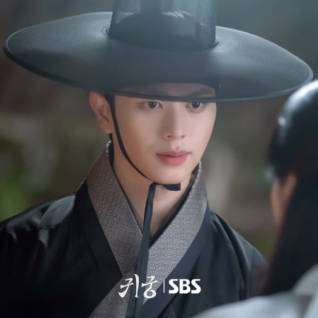 A moment captured by a fan of Yook Sungjae