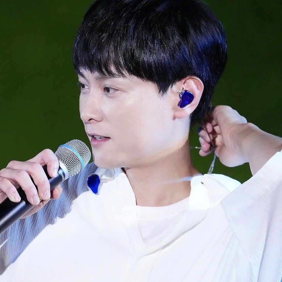 A moment captured by a fan of Min Kyunghoon