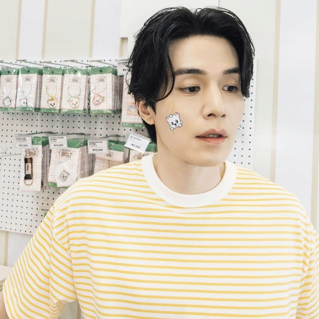 A moment captured by a fan of Lee Dongwook