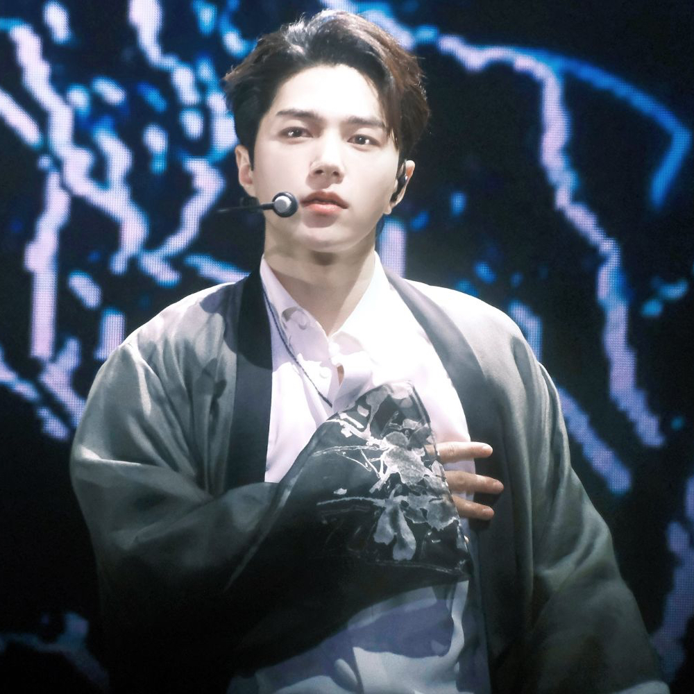 Behind-the-scenes cut of Kim Myungsoo (L)