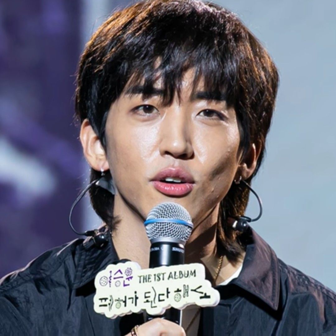 Recent activity shot of Lee Seungyoon