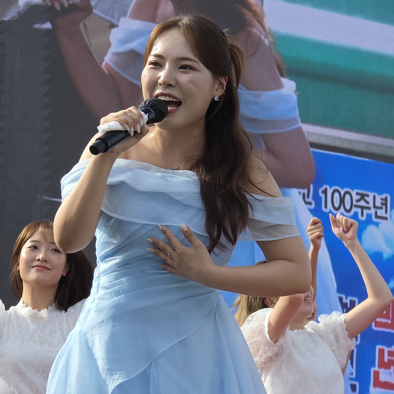 Behind-the-scenes cut of Miss Kim