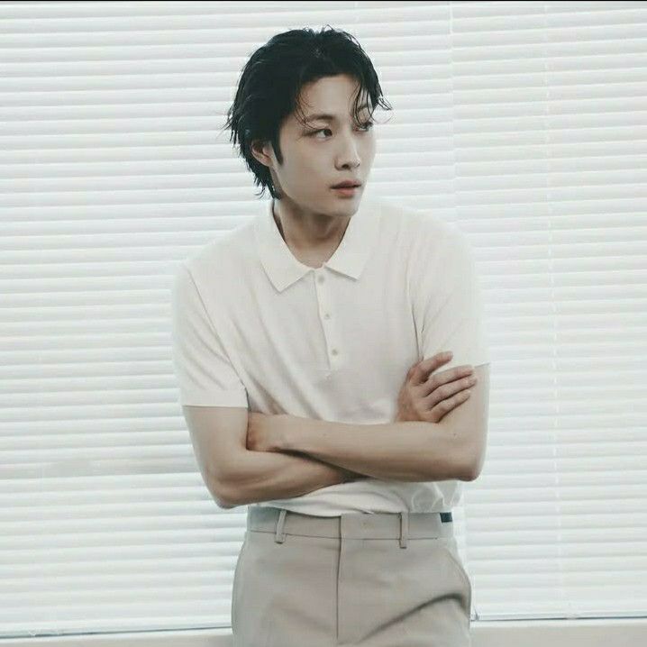 Behind-the-scenes cut of Lee Jongwon