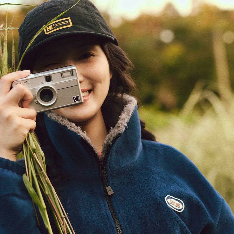 Behind-the-scenes cut of Kim Hyeyoon