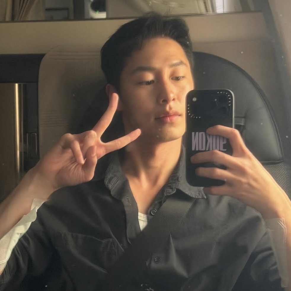 A moment captured by a fan of Lee Jaewook